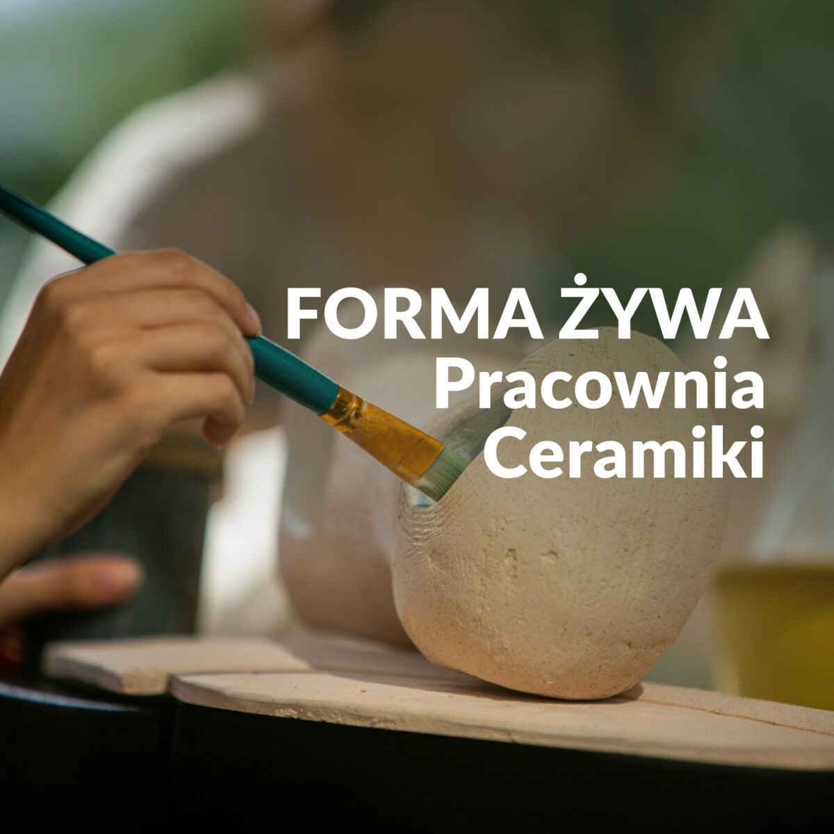 Na zdjęciu ceramiczne jajo malowane przez kogoś. Napis "Forma żywa. Pracownia ceramiki"