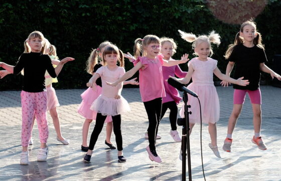 Grupa tańczących kilkuletnich dziewczynek