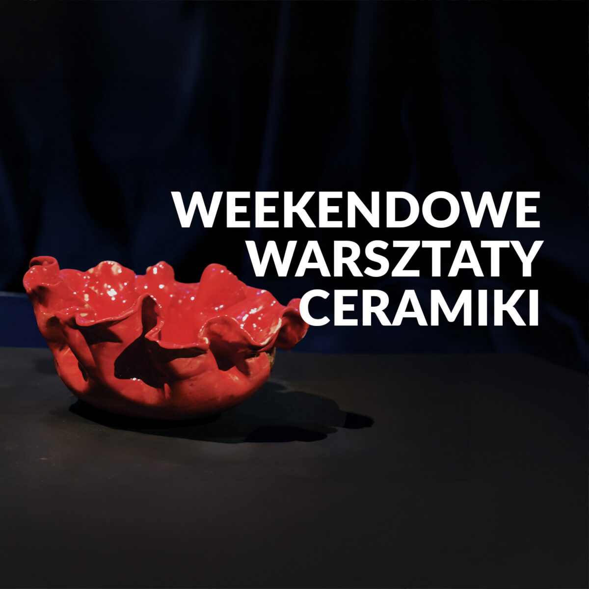 Grafika - gliniana misa o nieregularnych kształtach na ciemnym tle. Napis "Weekendowe warsztaty ceramiczne"