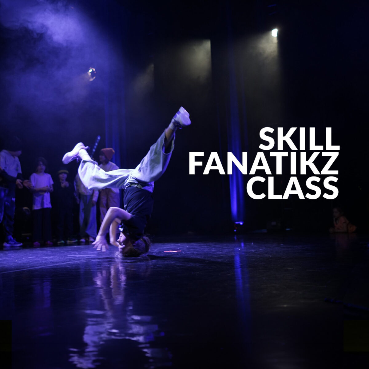 Zdjęcie tancerza stojącego na głowie. Napis "Skill Fanatikz Class"