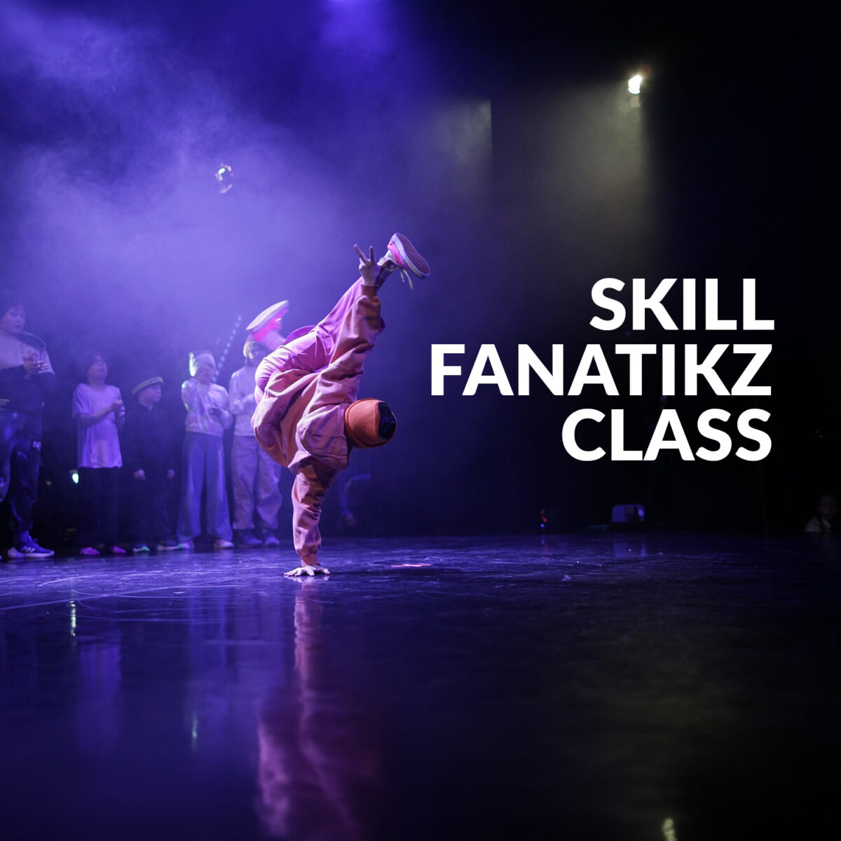 Zdjęcie tancerza stojącego na głowie. Napis "Skill Fanatikz Class"
