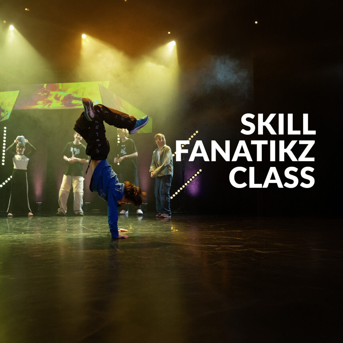 Zdjęcie tancerza stojącego na głowie. Napis "Skill Fanatikz Class"