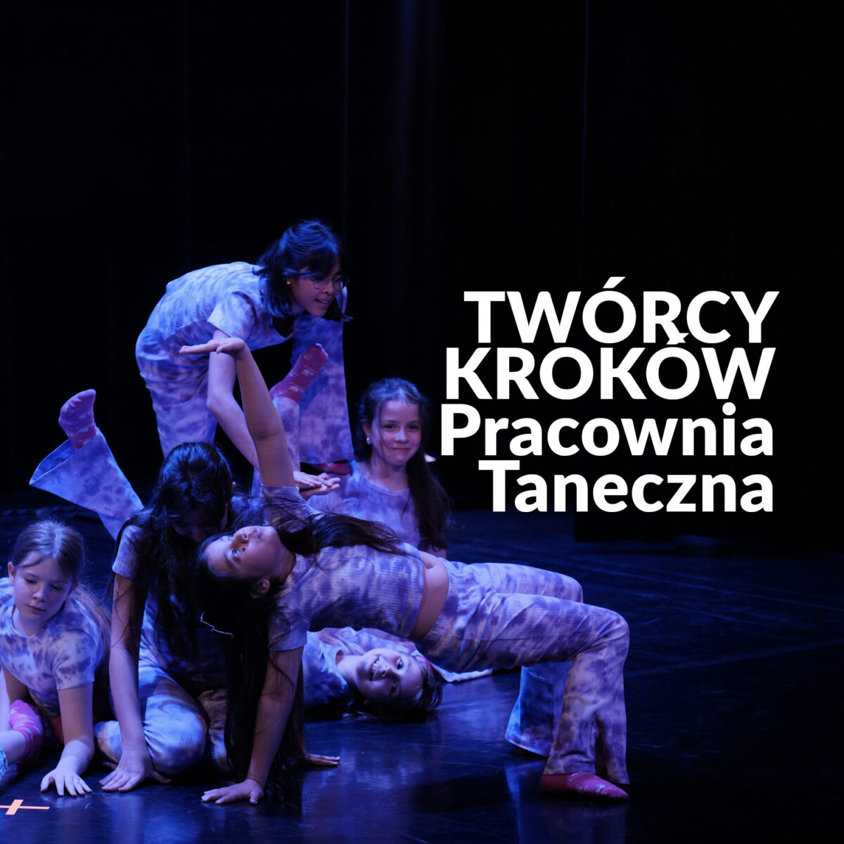 Zdjęcie tańczących dziewczynek. Napis "Twórcy kroków. Pracownia Taneczna"
