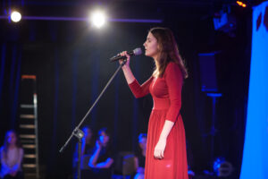 Śpiewająca dziewczyna w czerwonej sukience