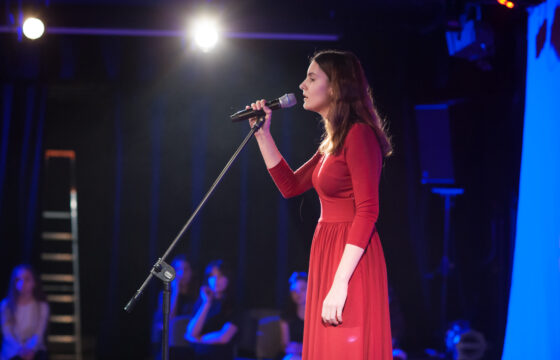 Śpiewająca dziewczyna w czerwonej sukience