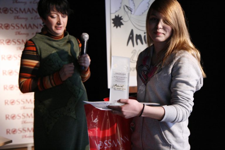 Katarzyna Krasowska i laureatka konkursu ANIOŁ 2011 z nagrodą