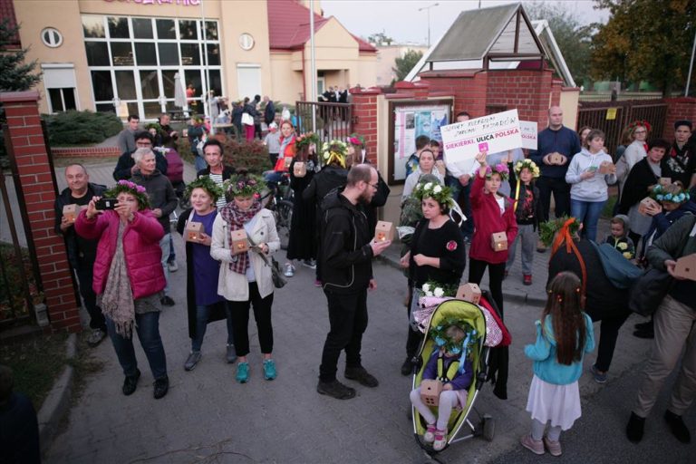 SIEKIERKI. ULICA POLSKA korowód przed Dorożkarnią