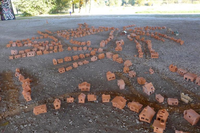 SIEKIERKI. ULICA POLSKA ceramiczne miasteczko