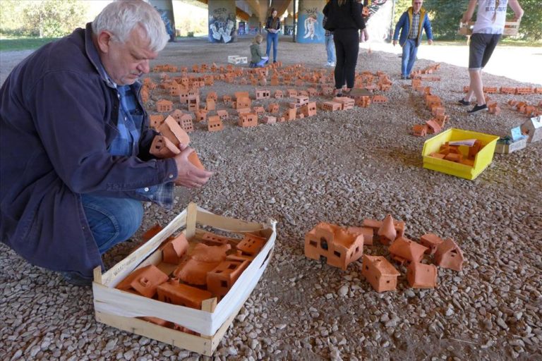 SIEKIERKI. ULICA POLSKA ceramiczne miasteczko - budowa instalacji