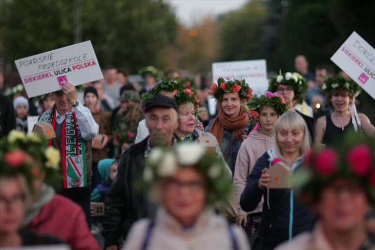 SIEKIERKI. ULICA POLSKA korowód