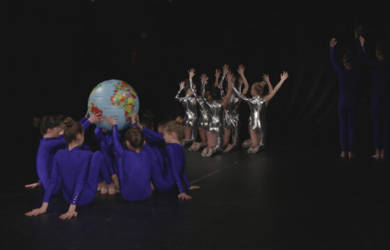Zdjęcie przedstawia grupę tancerzy