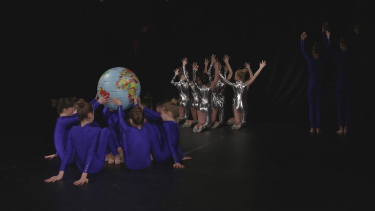 Zdjęcie przedstawia grupę tancerzy