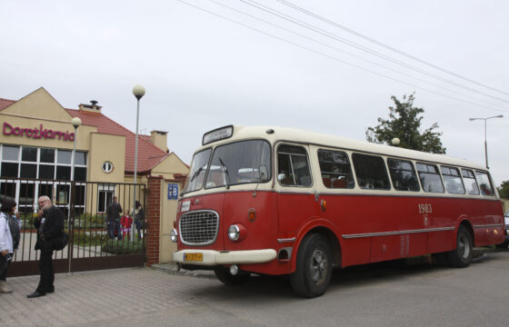 Zdjęcie przedstawia stary autobus z ubiegłego wieku z lat 70-tych, tak zwany ogórek.