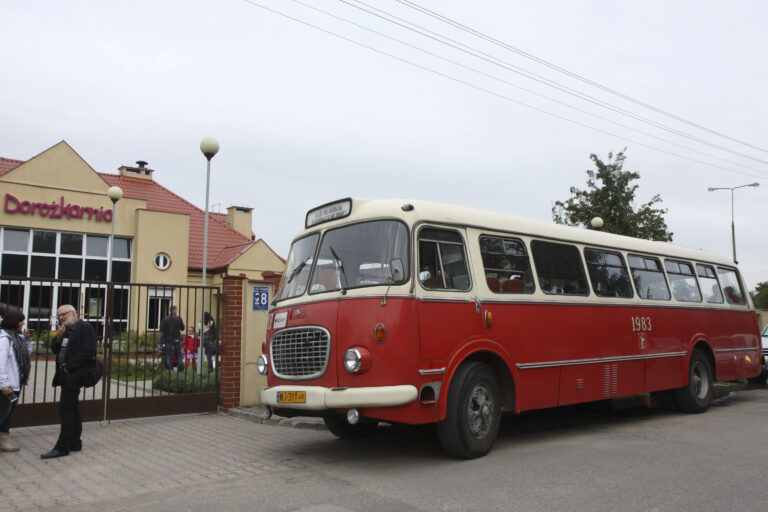 Zdjęcie przedstawia stary autobus z ubiegłego wieku z lat 70-tych, tak zwany ogórek.