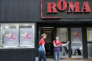 Zdjęcie przedstawia wejście do Teatru Roma
