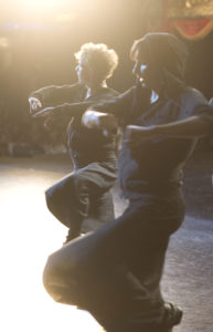 Zdjęcie przedstawia tancerzy na scenie
