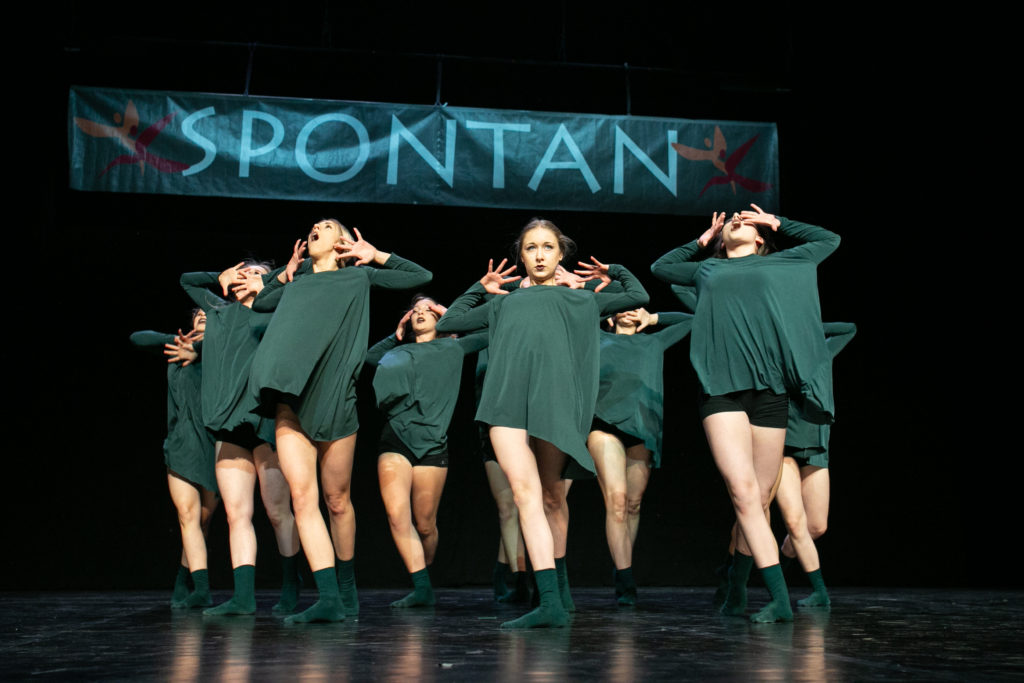 Zdjęcie przedstawia grupę dziewcząt na scenie. Można się domyślić, że tańczą