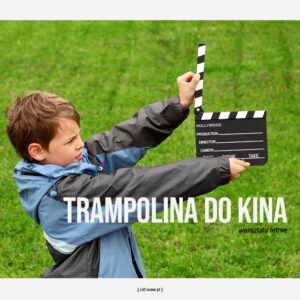 Chłopiec trzyma w dłoniach klaps filmowy. W dolnej części zdjęcia napis: trampolina do kina warsztaty filmowe.