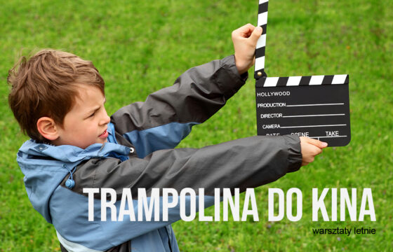 Chłopiec trzyma w dłoniach klaps filmowy. W dolnej części zdjęcia napis: trampolina do kina warsztaty filmowe.