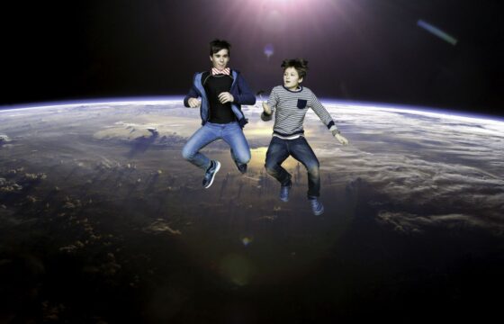 Zdjęcie przedstawia dwóch chłopców, obaj skaczą.