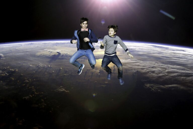 Zdjęcie przedstawia dwóch chłopców, obaj skaczą.