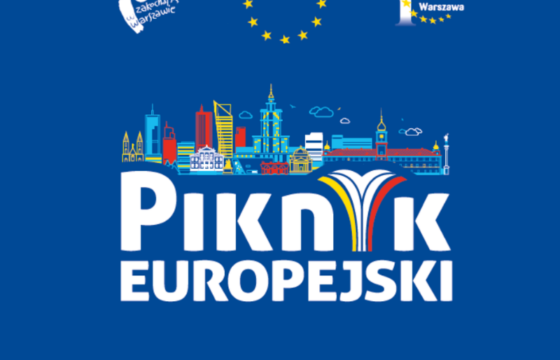 Zdjęcie przedstawia kontury budynków miejskich. Pod nimi widnieje napis Piknik Europejski. Nad budynkami od lewej znak Zakochaj się w Warszawie, logo Unii Europejskiej i znak Europe Direct Warszawa.