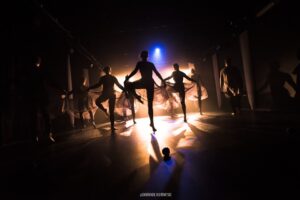 Zdjęcie przedstawia tancerzy na scenie