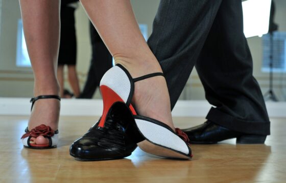 zdjęcie przedstawia stopy tańczącej pary: kobiety i mężczyzny