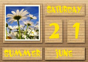 Zdjęcie przedstawia rodzaj drewnianego kalendarza: ułożonego z klocków. Z lewej strony jest obrazek z kwiatkami.
