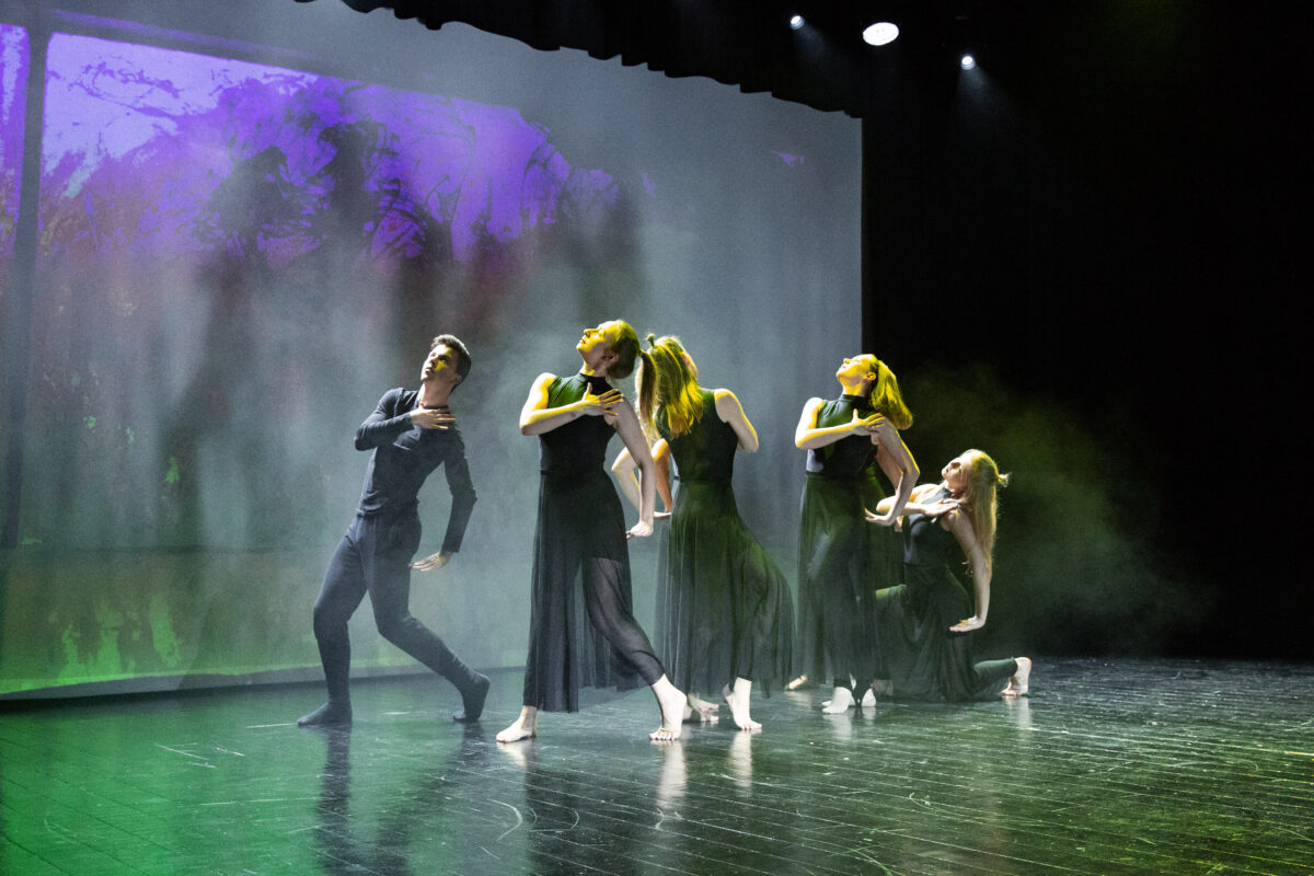 Zdjęcie - grupa tancerzy na scenie