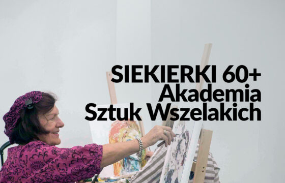 Zdjęcie starszej kobiety przy sztalugach. Napis "Siekierki 60+. Akademia Sztuk Wszelakich"