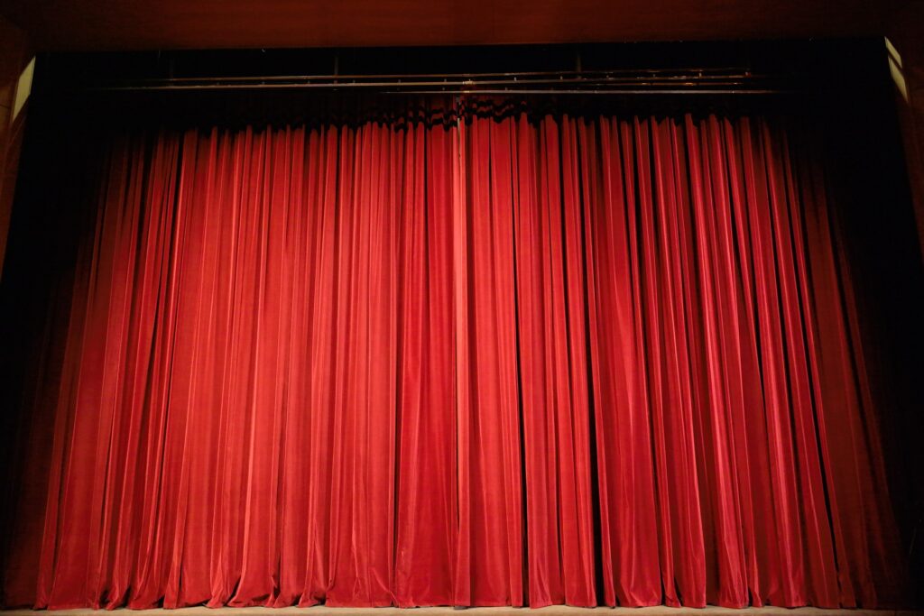 Kurtyna na scenie teatralnej
