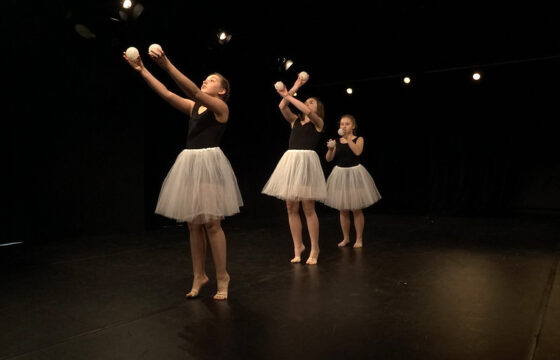 Zdjęcie - trzy nastolatki tańczą na scenie