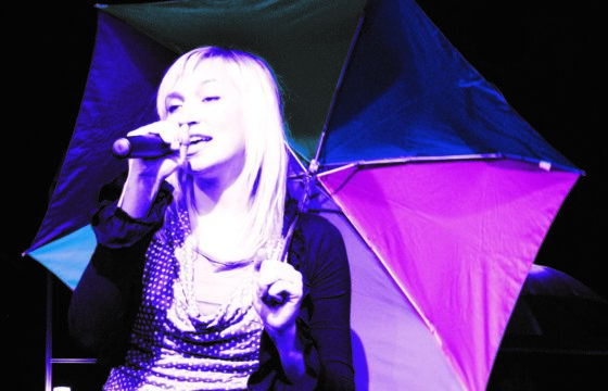 Zdjęcie - dziewczyna z parasolką i mikrofonem w dłoni