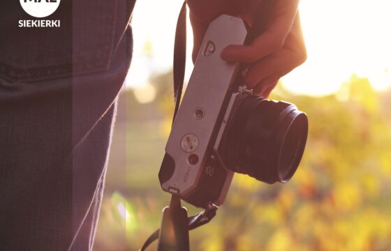 Dłoń trzymająca aparat fotograficzny