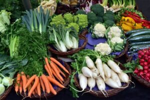 Kosze ze świeżymi warzywami: kalarepą, marchewką, rzodkiewką, brokułami, kalafiorem