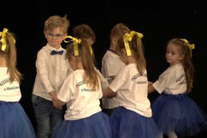Grupa dzieci w wieku przedszkolnym na scenie - tańczą