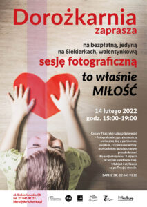 Plakat projektu to właśnie miłość - sesja fotofraficzna, informacja na temat terminu i sposobu zapisów, duże zdjęcia kilkuletniego chłopca trzymającego dłonie na wyciętym sercu, zdjęcie robione z góry