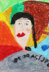 Portret mamy narysowany kredkami świecowymi przez dziecko, włosy ma splecione w jeden warkocz
