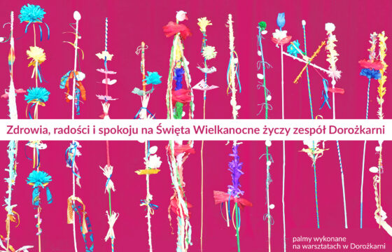 Palmy wielkanocne z motywami polskimi, afrykańskimi, kolorami flagi ukraińskiej. Przez środek biegnie napis: zdrowia, radości i spokoju na Święta Wielkanocne życzy zespół Dorożkarni