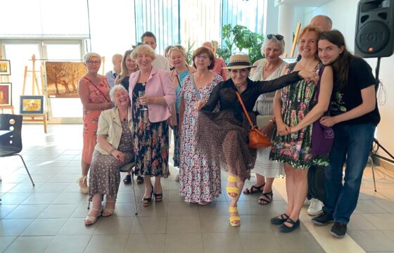 Grupa seniorek pozuje do zdjęcia
