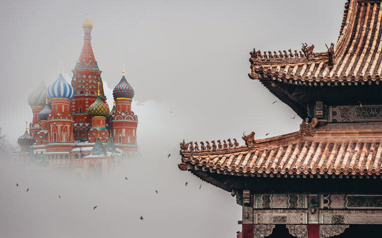 Dwa budynki we mgle - z lewej Kreml, z prawej budynek w stylu chińskim