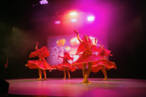 Cztery tancerki w strojach hinduskich na scenie