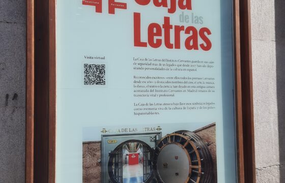 Zdjęcie przedstawia plakat Instytutu Cervantesa. Na plakacie są napisy po hiszpańsku oraz zdjęcie ogromnego sejfu.