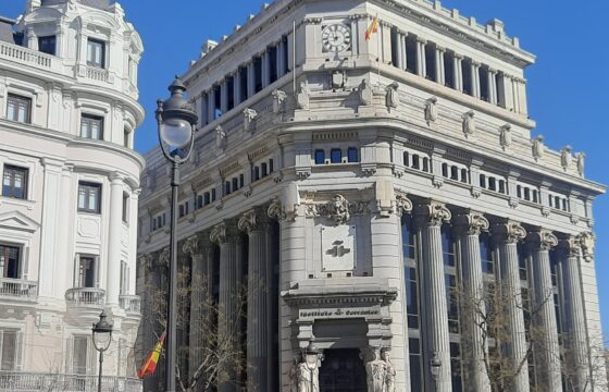Zdjęcie przedstawia budynek Instytutu Cervantesa w Madrycie.