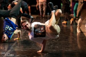 Dwóch młodych mężczyzn tańcz breakdance