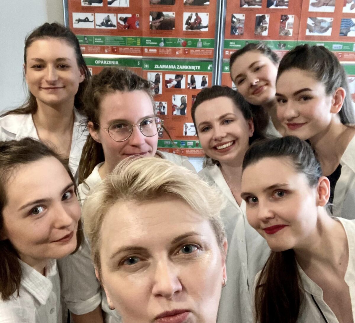 Grupa dziewczyn robi selfie - ich twarze w zbliżeniu