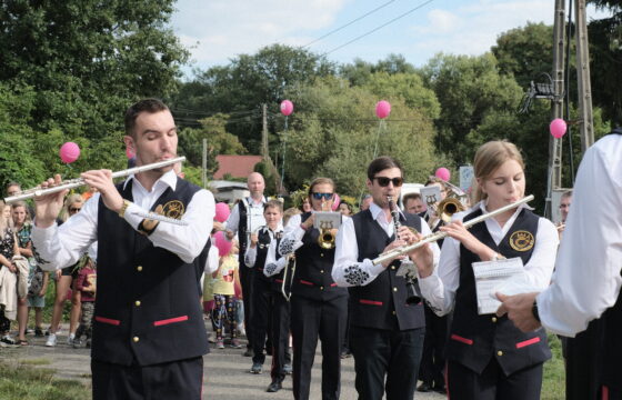 Orkiestra dęta idzie ulicą