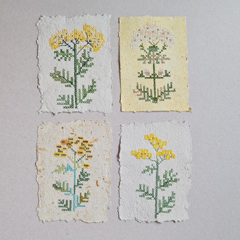 Cztery obrazki z motywem roślin na papierze czerpanym wykonane haftem urzeczańskim