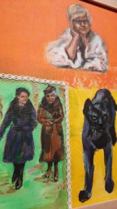 Obraz malowany na płótnie składający się z 3 części, u góry portret kobiety w średnim wieku podpierającej dłonią policzek, pod nim z lewej strony dwie kobiety w płaszczach - jedna jest starszą osobą, obok postać kota lub pantery